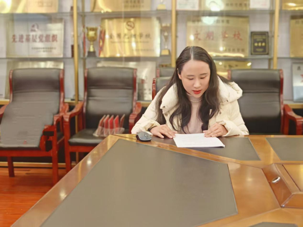 语文组教研组长郭冰洁老师进行发言 语文组教研组长郭冰洁老师进行发言